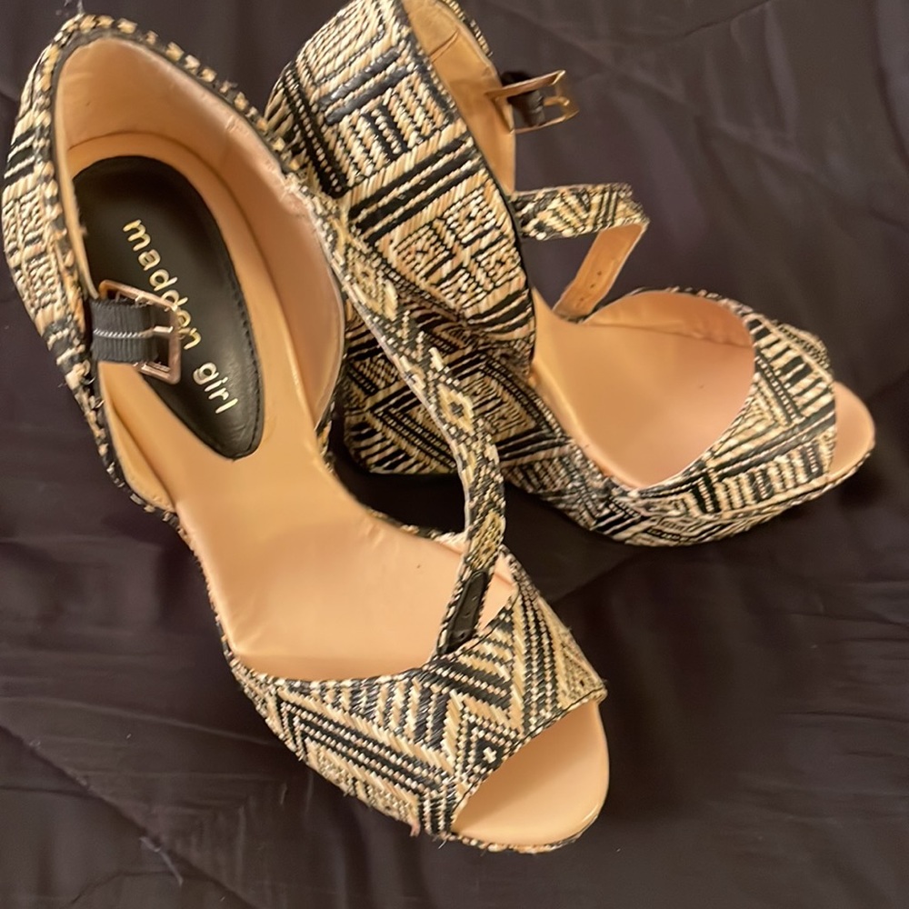 🔥Sale🔥Beautiful Natural and Black wedge 5” heels with ankle strap..like new - Picture 6 of 6